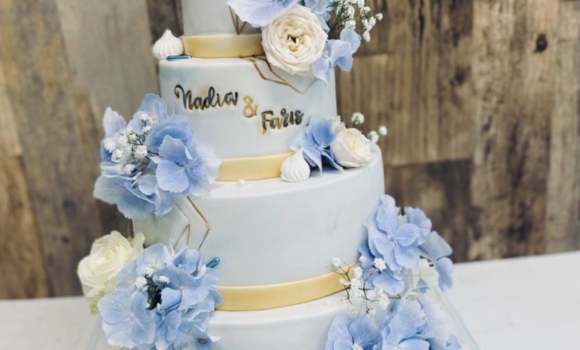 Wedding Cake Bleu Clair Et Or L Atelier De Dorothee